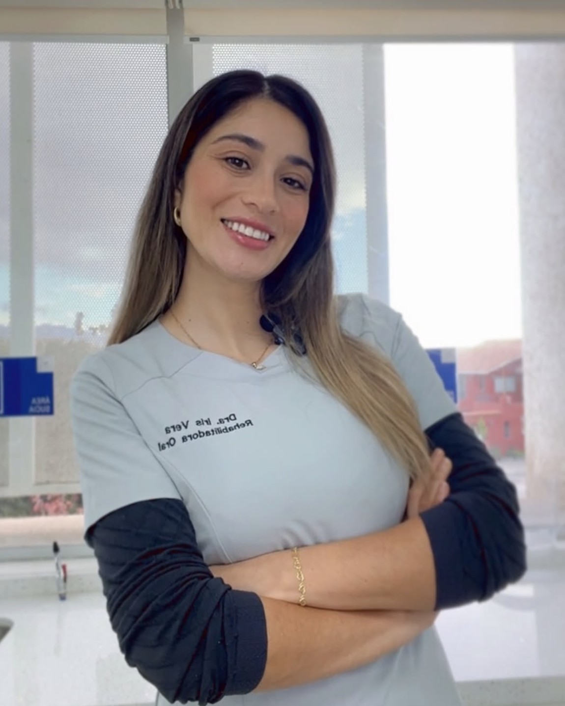 Dra. Iris Vera en su consulta
